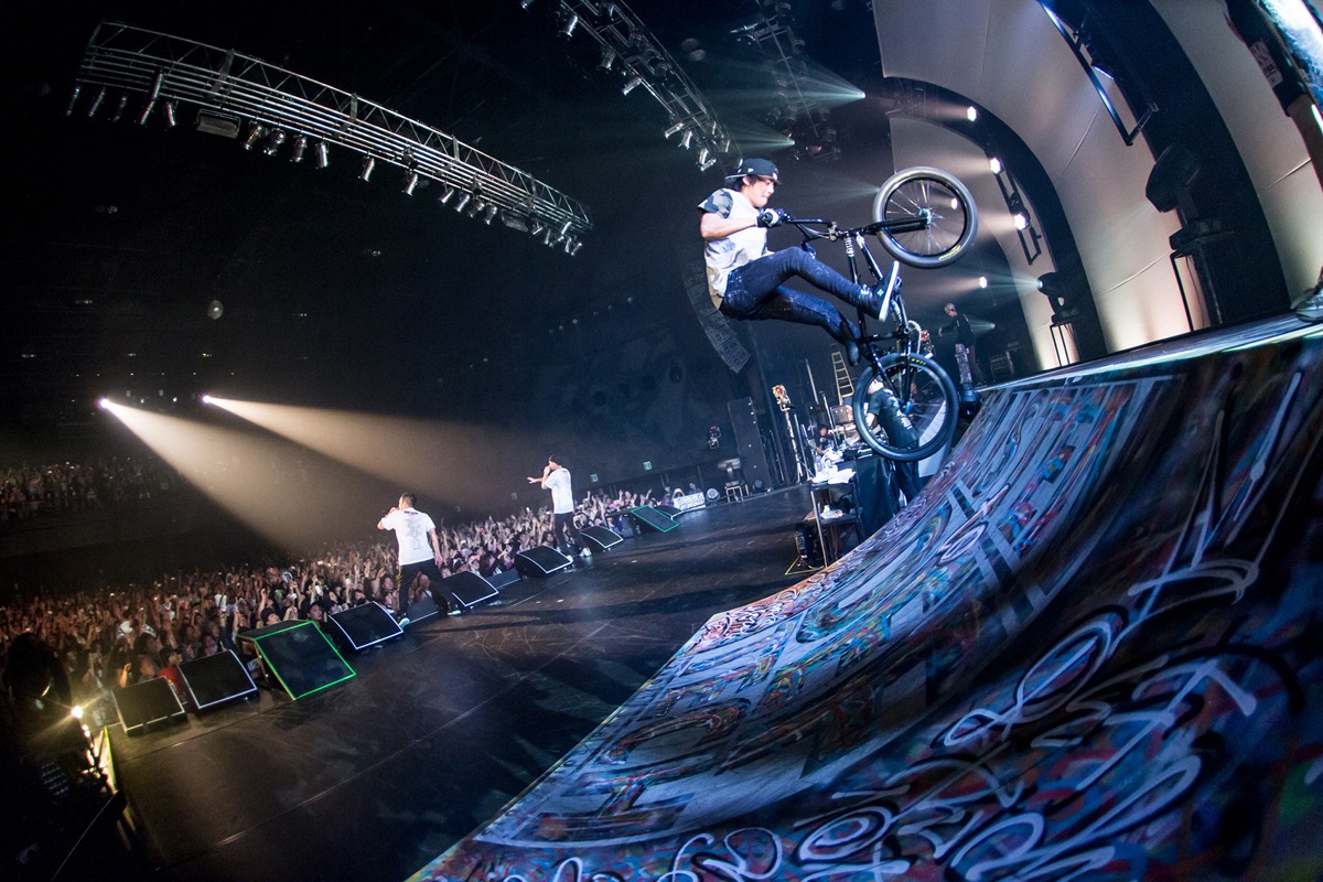 「2VOX tour 2014-2015」Zepp Divercity TOKYO公演の様子。