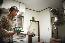 ドラマ「怪奇恋愛作戦」のワンシーン。右がピエール瀧が声優を担当する悪魔のブイヨン。