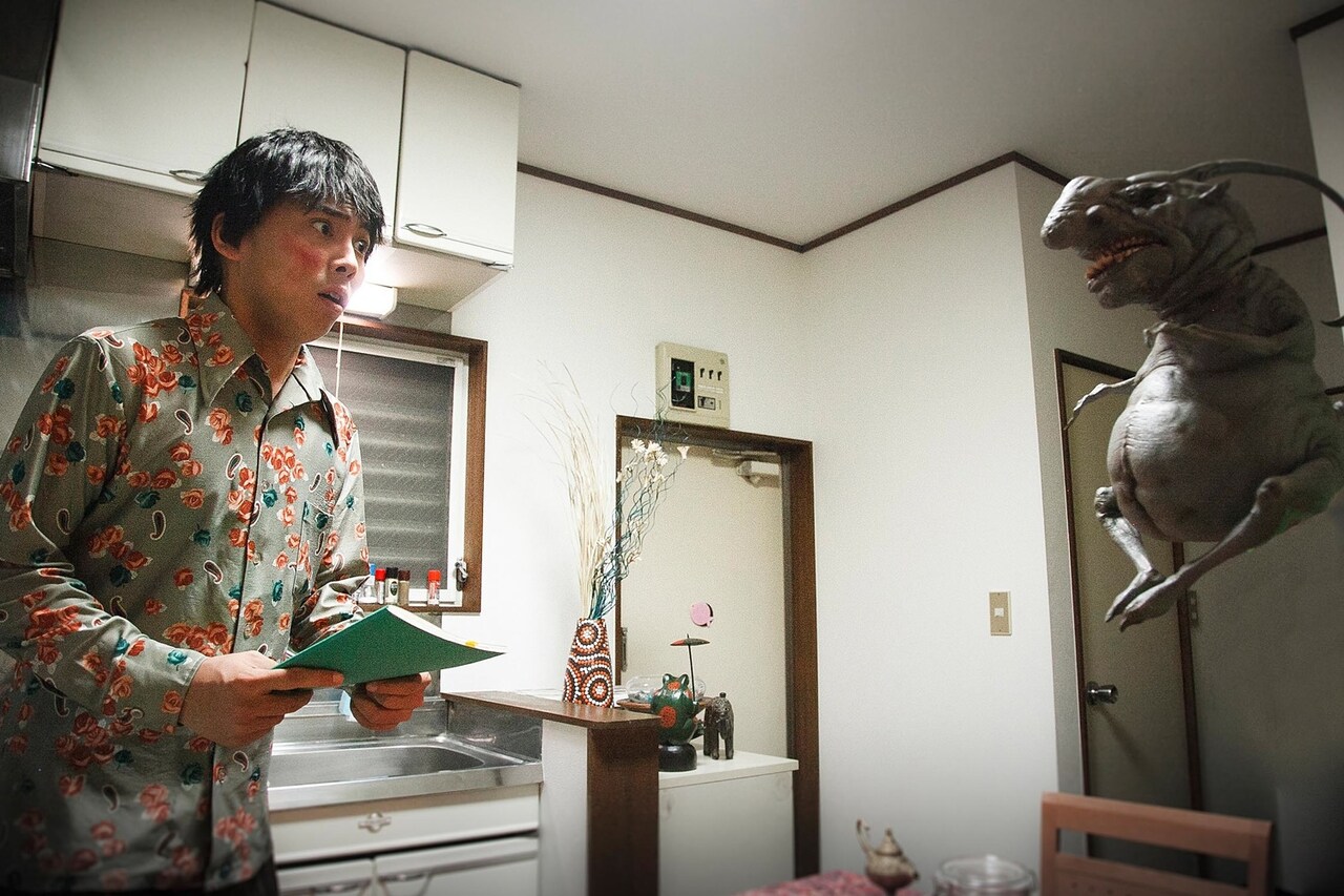 ドラマ「怪奇恋愛作戦」のワンシーン。右がピエール瀧が声優を担当する悪魔のブイヨン。