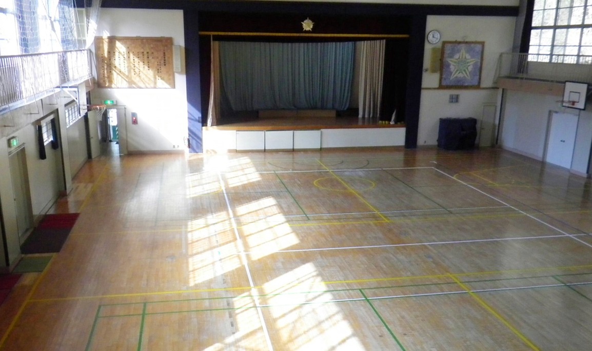 東京・小宮ふるさと自然体験学校体育館。