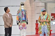 左から上田晋也、DJ KOOの服を着たマネキン、DJ KOO。(c)日本テレビ