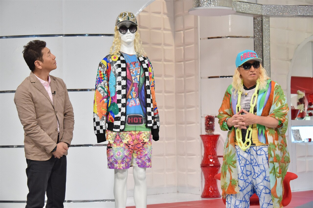 左から上田晋也、DJ KOOの服を着たマネキン、DJ KOO。(c)日本テレビ