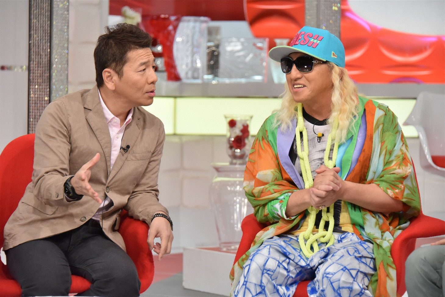 左から上田晋也、DJ KOO。(c)日本テレビ