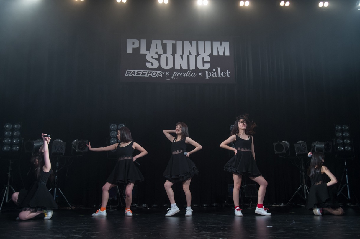 サンミニッツによるライブの様子。