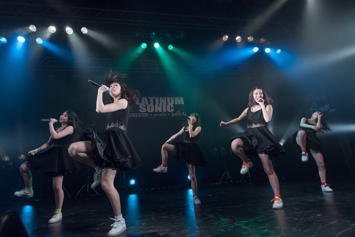 サンミニッツによるライブの様子。