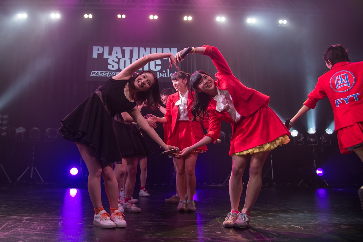 FYTとサンミニッツによるライブの様子。