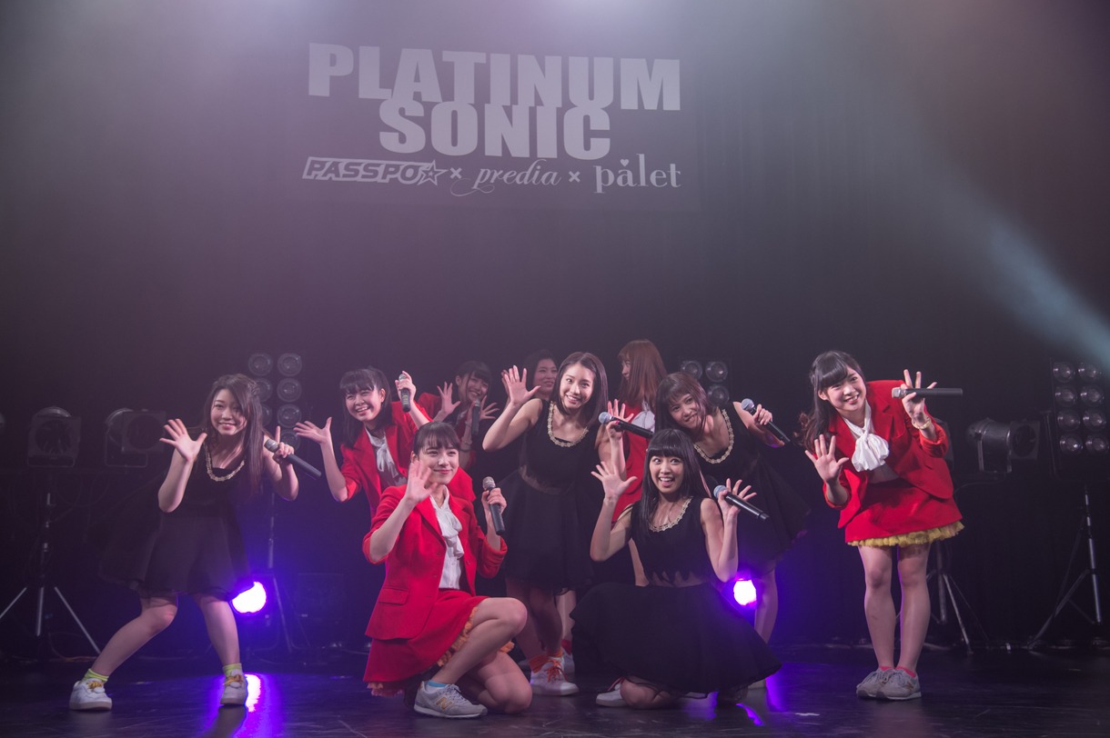 FYTとサンミニッツによるライブの様子。