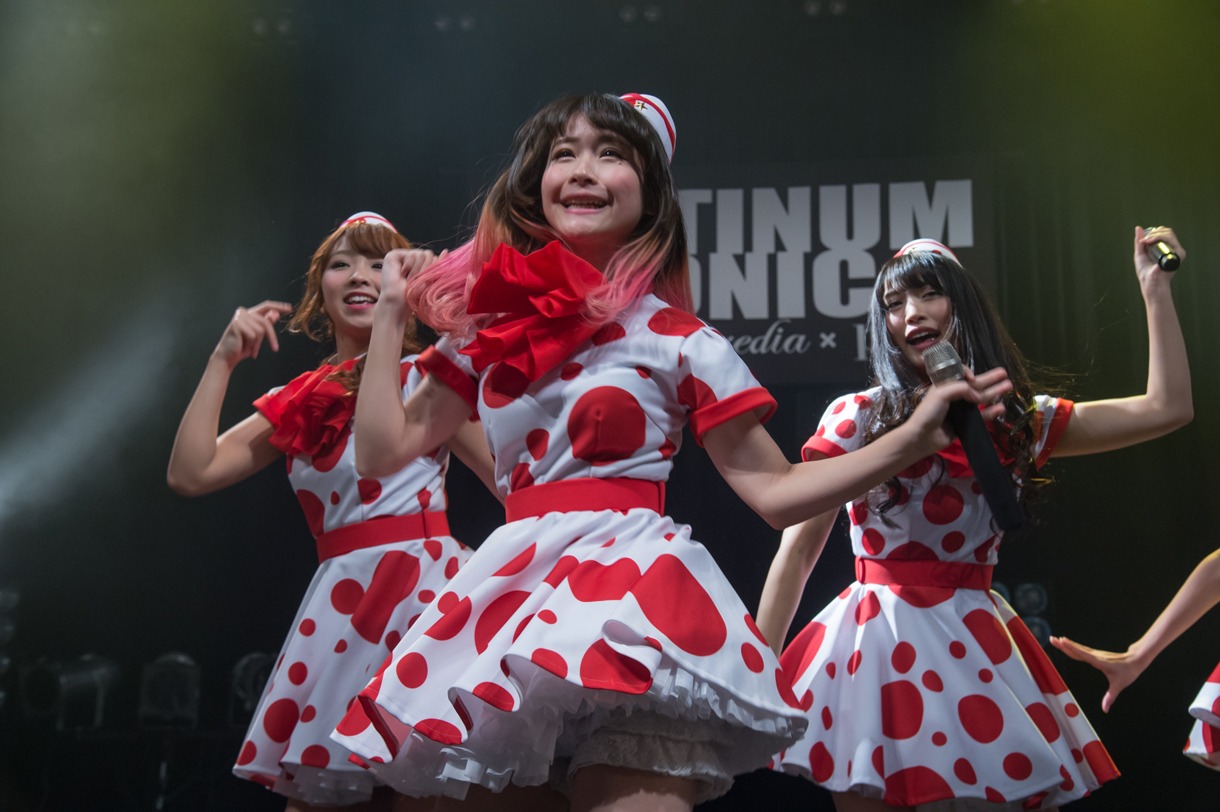 PASSPO☆によるライブの様子。