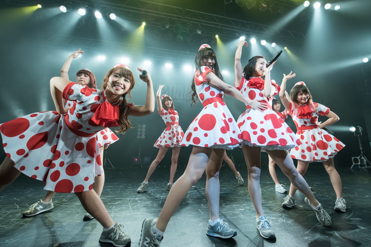 PASSPO☆によるライブの様子。