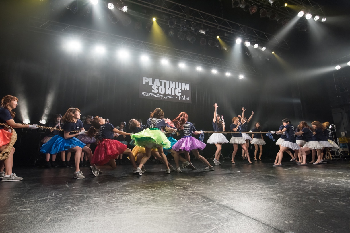 PASSPO☆とprediaによる綱引きの様子。