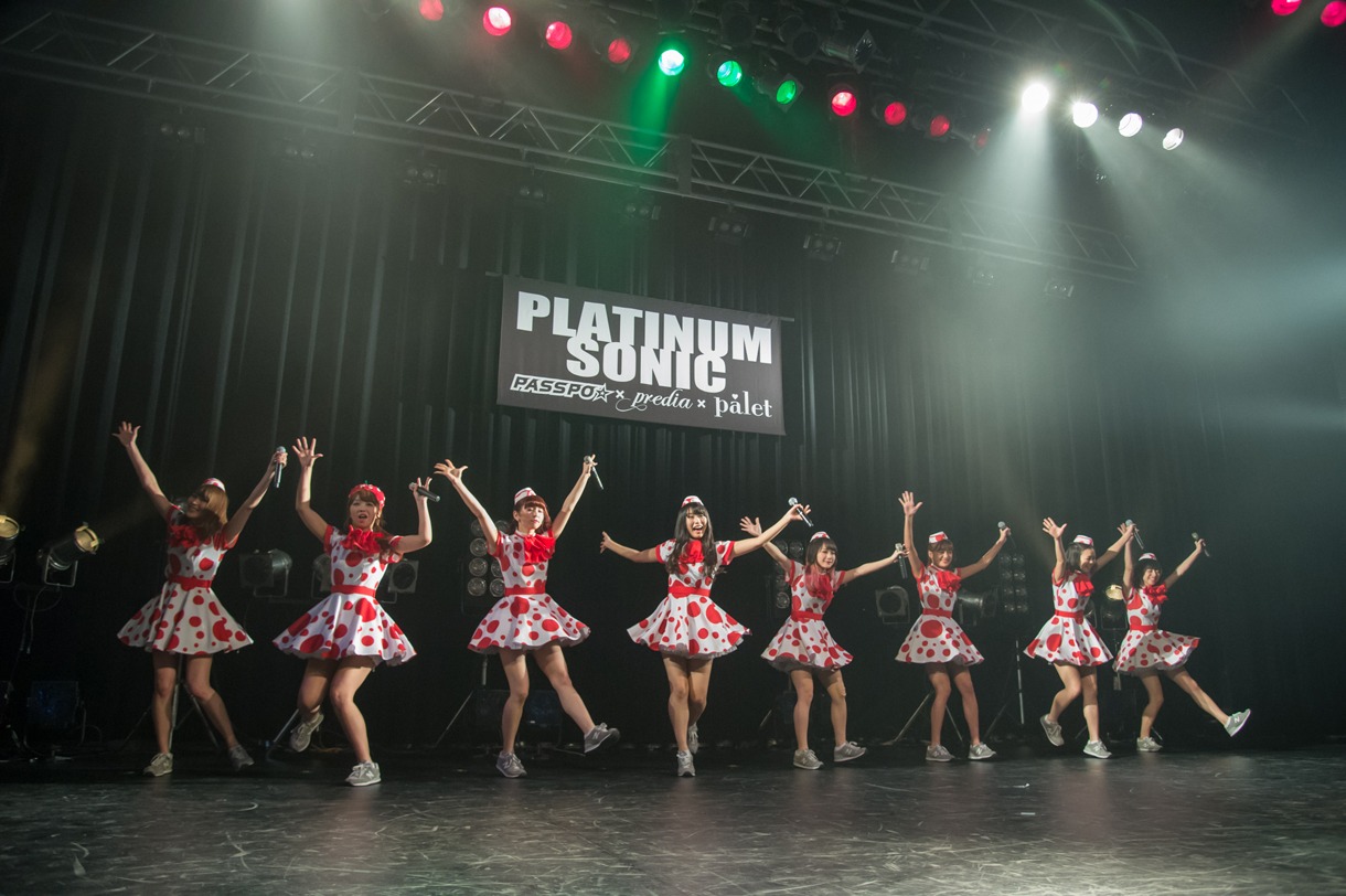 PASSPO☆によるライブの様子。