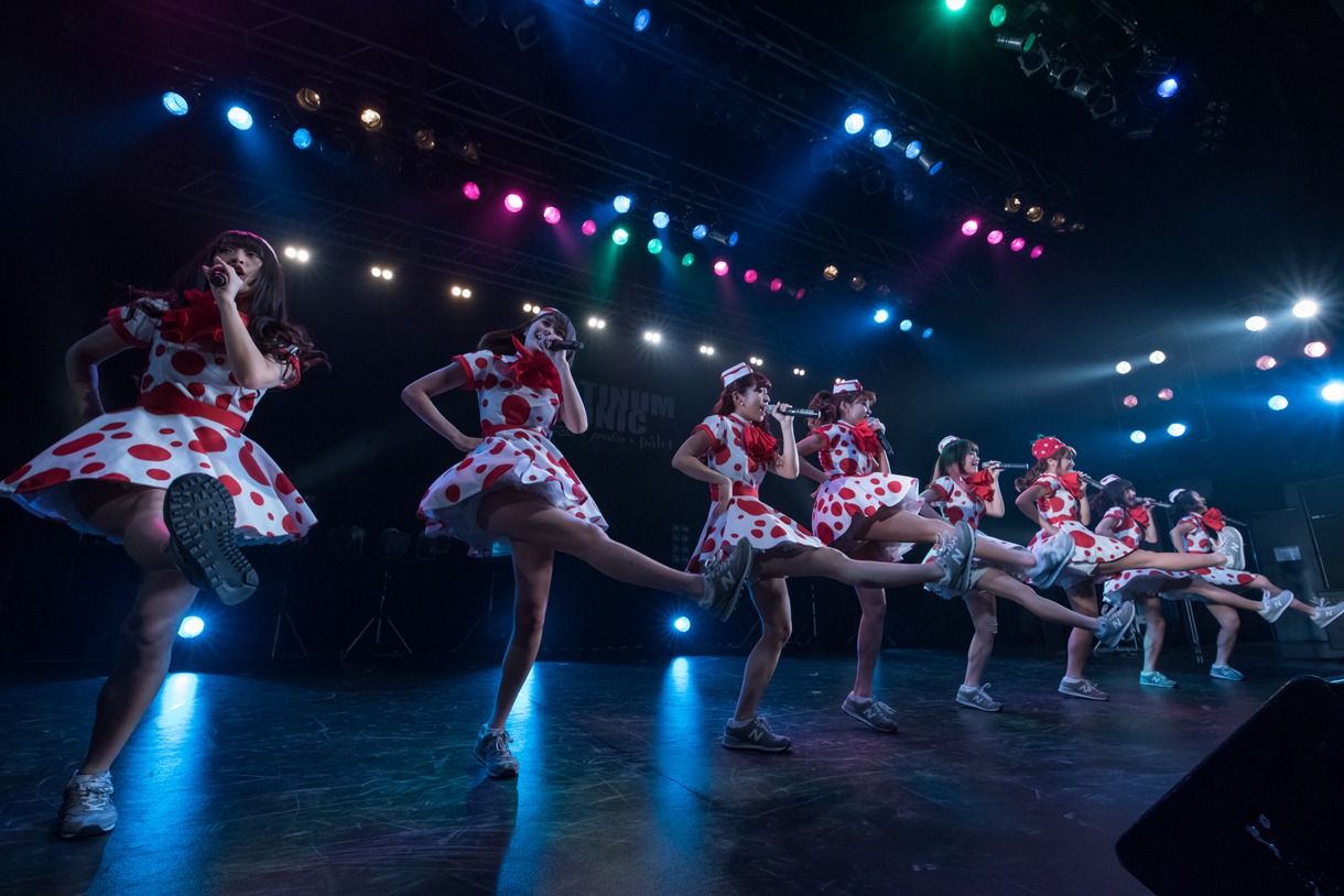 PASSPO☆によるライブの様子。