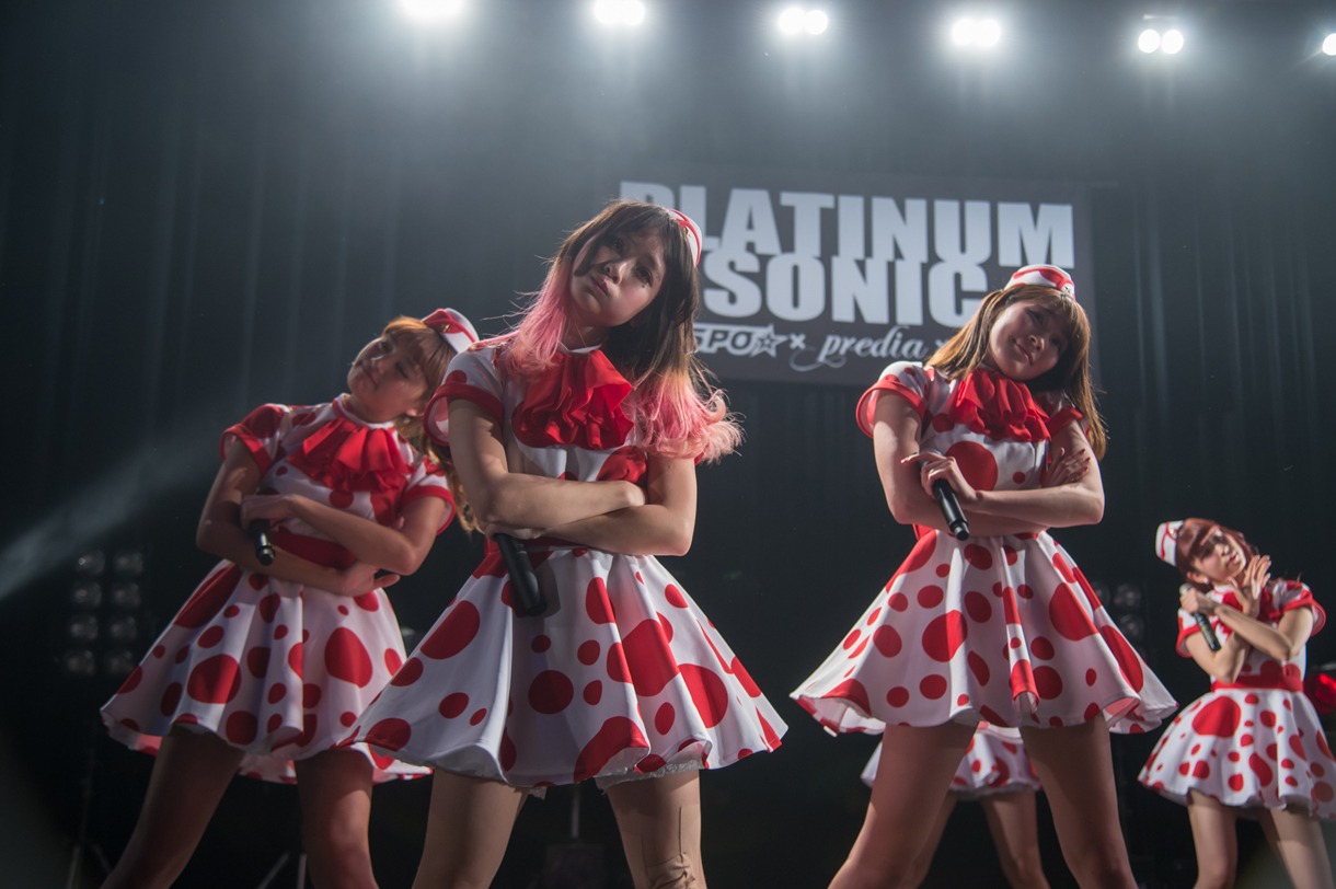 PASSPO☆によるライブの様子。