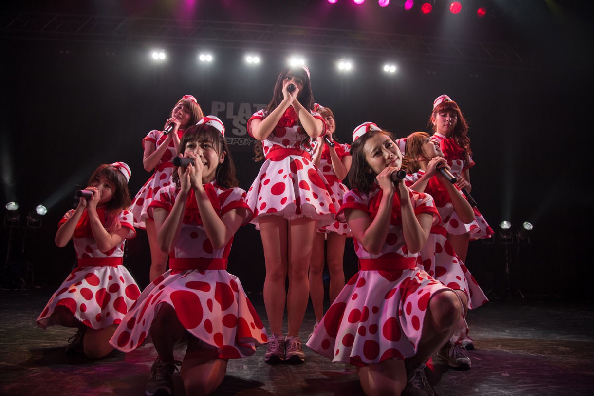 PASSPO☆によるライブの様子。