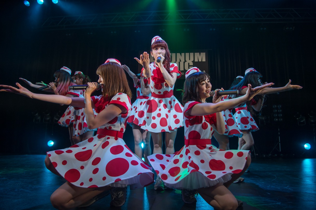 PASSPO☆によるライブの様子。