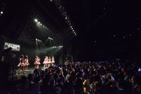 PASSPO☆によるライブの様子。