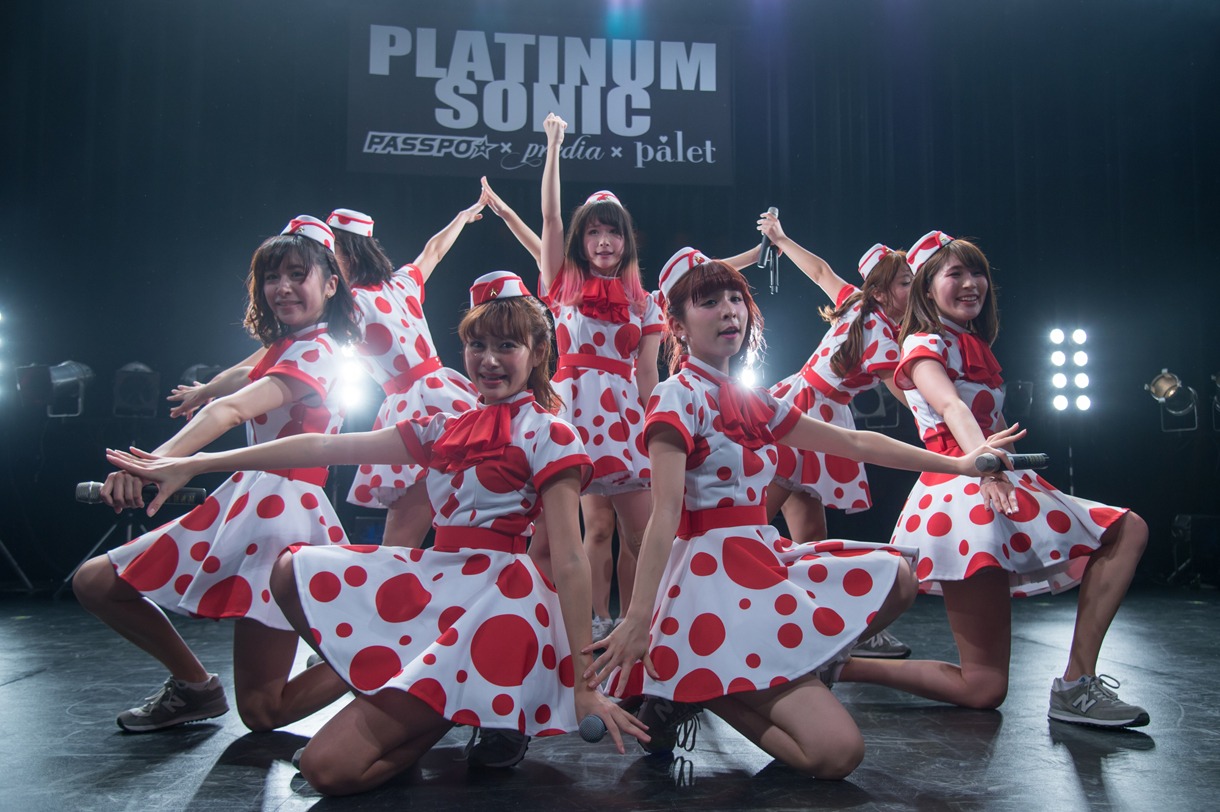 PASSPO☆によるライブの様子。