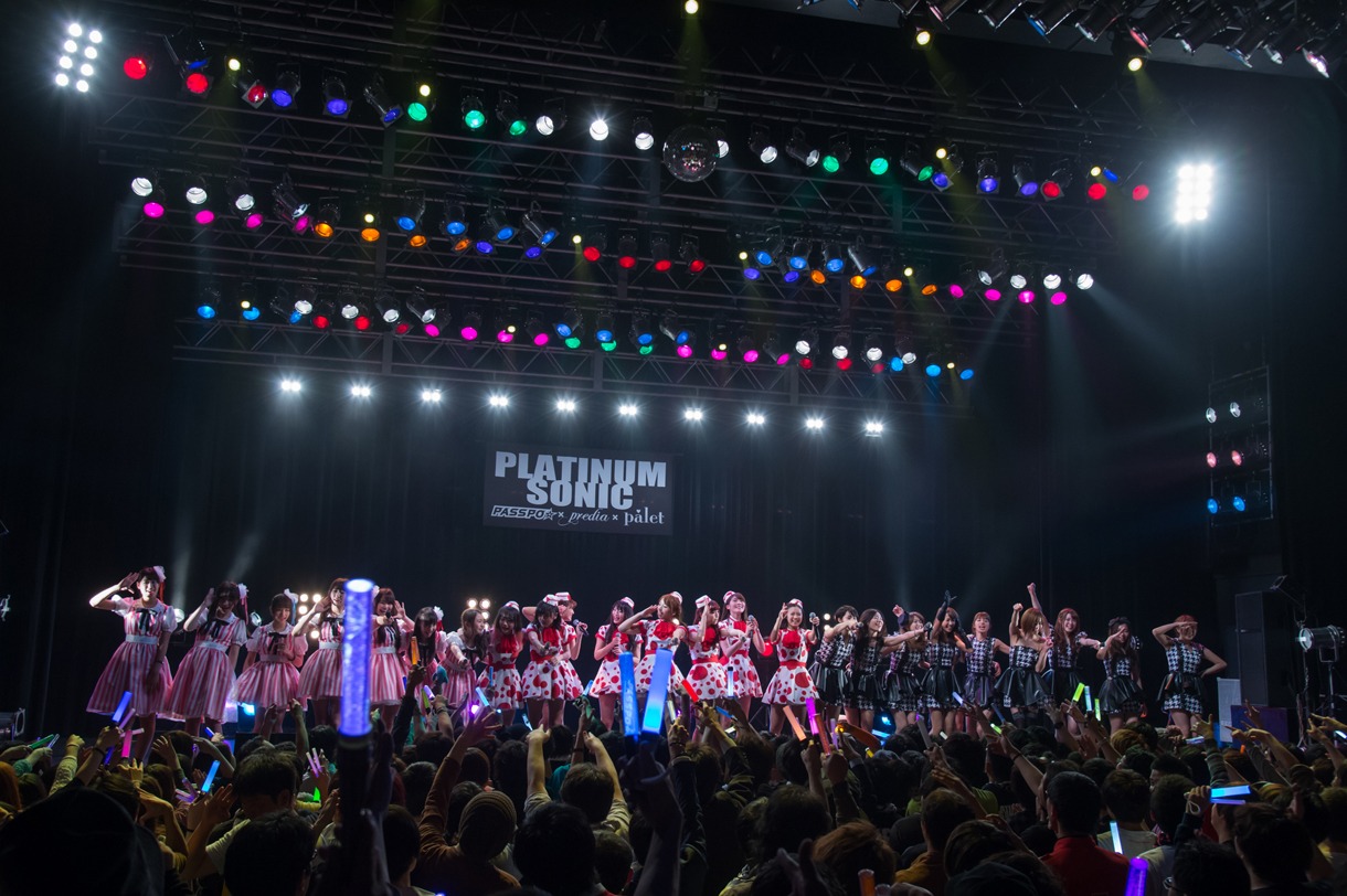 出演者によるコラボライブの様子。