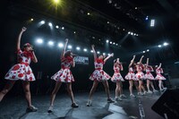 PASSPO☆によるライブの様子。