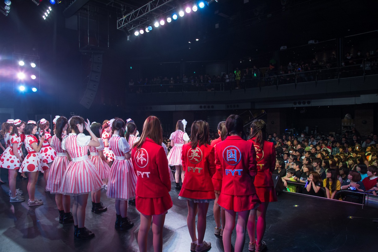 出演者によるコラボライブの様子。
