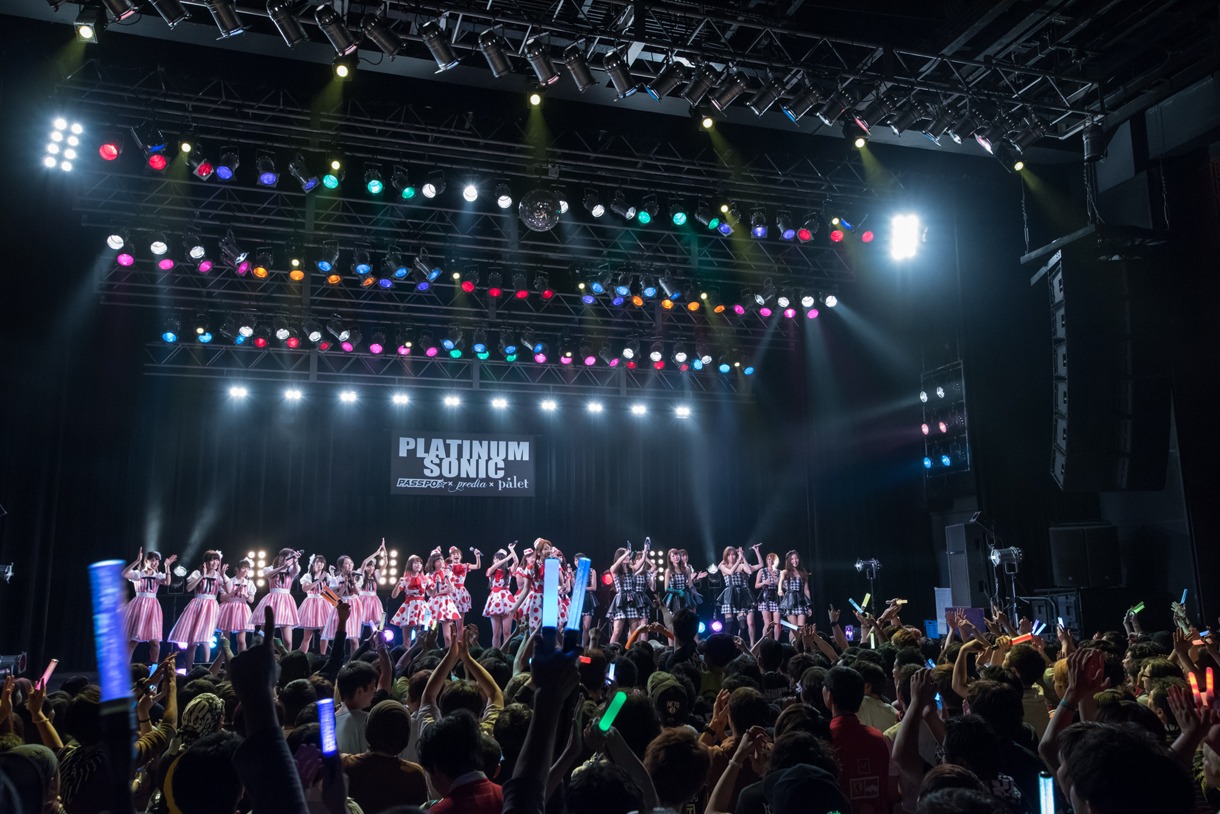 出演者によるコラボライブの様子。