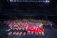 出演者による記念撮影の様子。