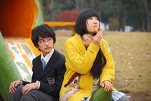 映画「たまこちゃんとコックボー」のワンシーン。左から阿久圭介演じるひよ子の幼なじみ・磯野優太、廣田あいか演じる星野ひよ子。(c) 「たまこちゃんとコックボー」製作委員会