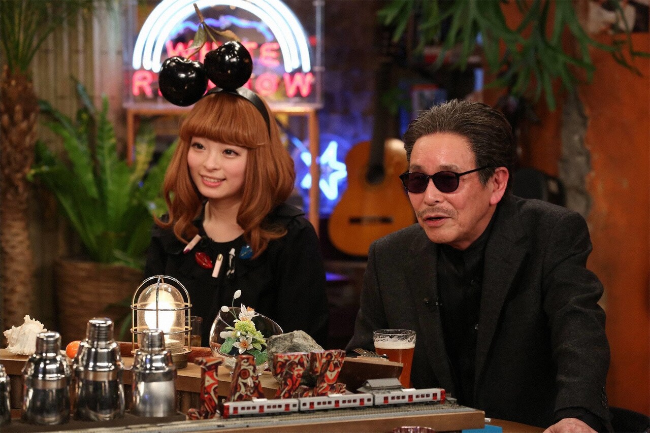 左からきゃりーぱみゅぱみゅ、ジャズ喫茶のマスター・吉原さん。(c)フジテレビ
