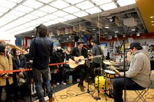 ウソツキ「『新木場発、銀河鉄道は行く。』発売記念インストアツアー」タワーレコード渋谷店の様子。