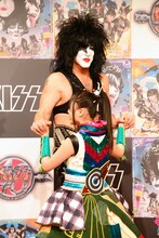 ポール・スタンレー（Kiss）とじゃれ合う有安杏果（ももいろクローバーZ）。