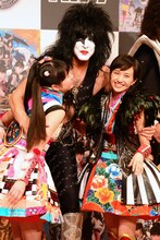 佐々木彩夏と百田夏菜子をハグするポール・スタンレー。