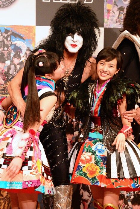 佐々木彩夏と百田夏菜子をハグするポール・スタンレー。