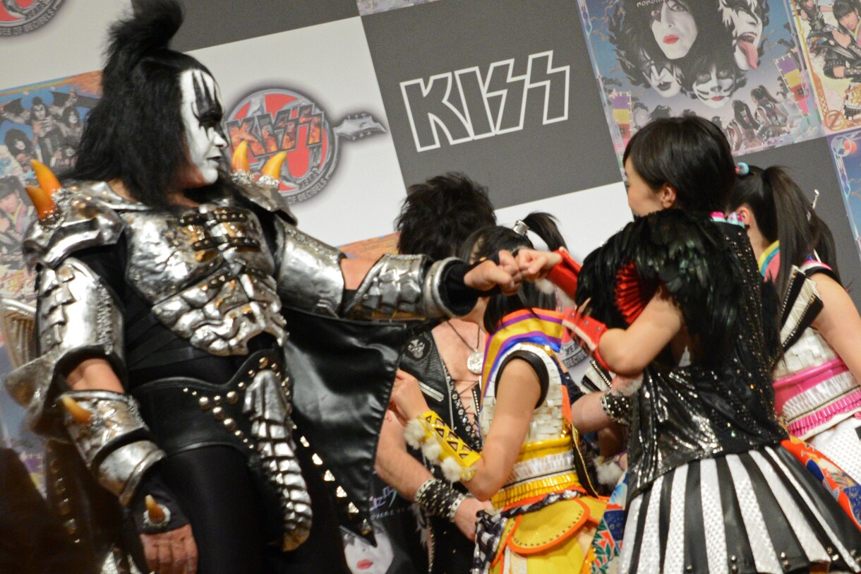 ジーン・シモンズ（Kiss）と百田夏菜子（ももいろクローバーZ