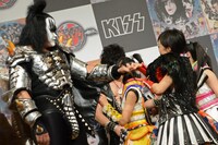 ジーン・シモンズ（Kiss）と百田夏菜子（ももいろクローバーZ）。