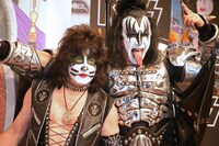 左からエリック・シンガー、ジーン・シモンズ。