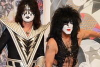 左からトミー・セイヤー、ポール・スタンレー。