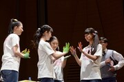 さくら学院「アートの授業2ライブペイント」2時限目の様子。