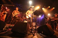 カーネーションと西川弘剛（G / GRAPEVINE）による「からまわる世界」演奏の様子。写真左から2番目が西川。（Photo by Taku Fujii）