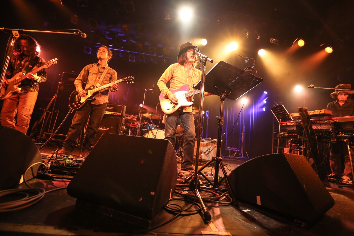 カーネーションと西川弘剛（G / GRAPEVINE）による「からまわる世界」演奏の様子。写真左から2番目が西川。（Photo by Taku Fujii）