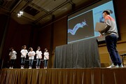 さくら学院「アートの授業2ライブペイント」1時限目の様子。