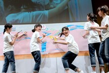 さくら学院「アートの授業2ライブペイント」1時限目の様子。