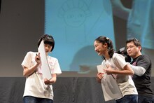 左から倉島颯良、岡田愛。