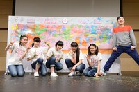 さくら学院「アートの授業2ライブペイント」2時限目に参加した生徒たちと講師の山下良平。