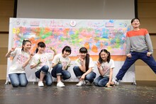 さくら学院「アートの授業2ライブペイント」2時限目に参加した生徒たちと講師の山下良平。