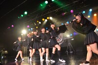 BELLRING少女ハートによるライブの様子。