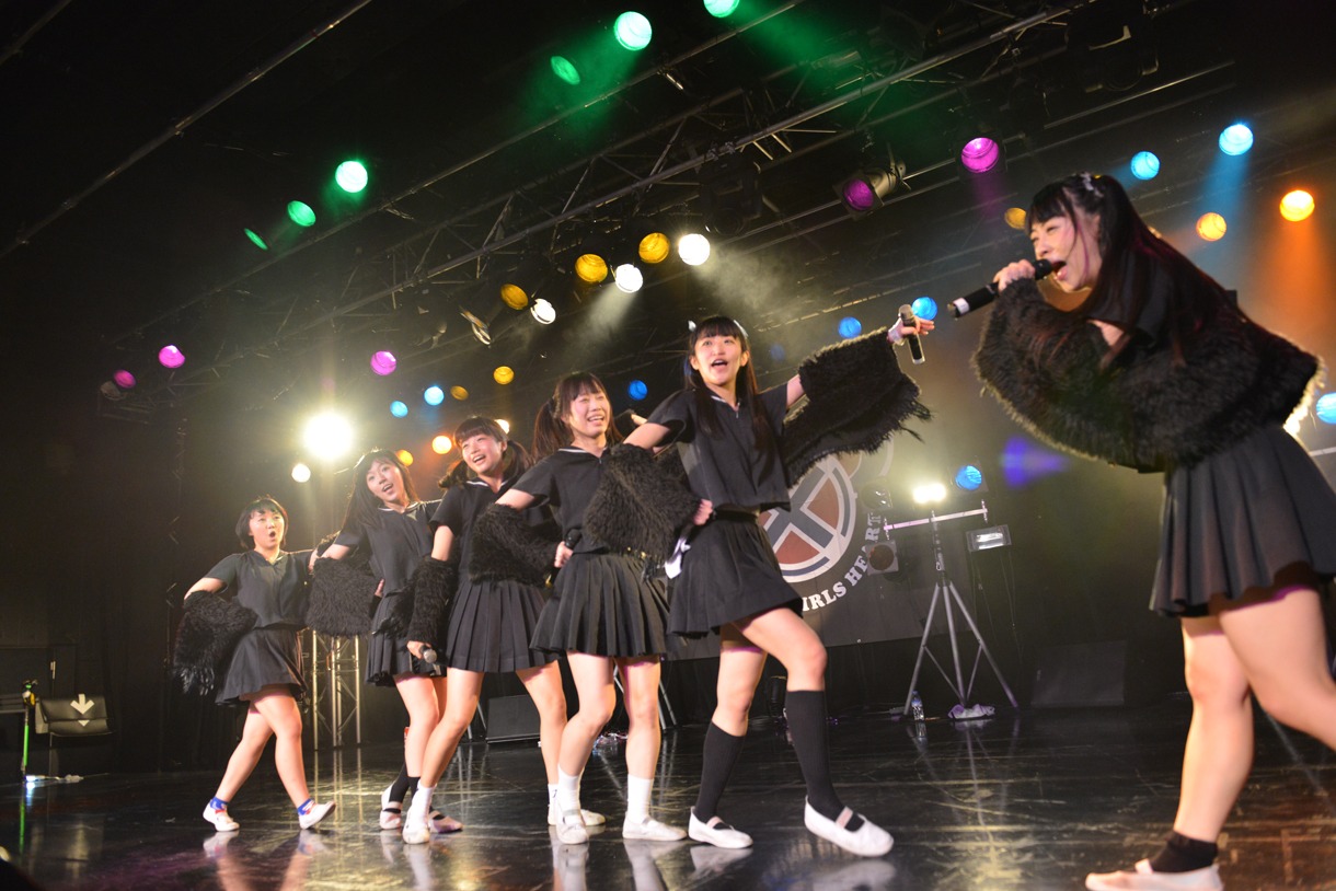 BELLRING少女ハートによるライブの様子。