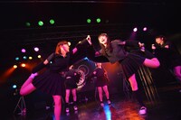 BELLRING少女ハートによるライブの様子。