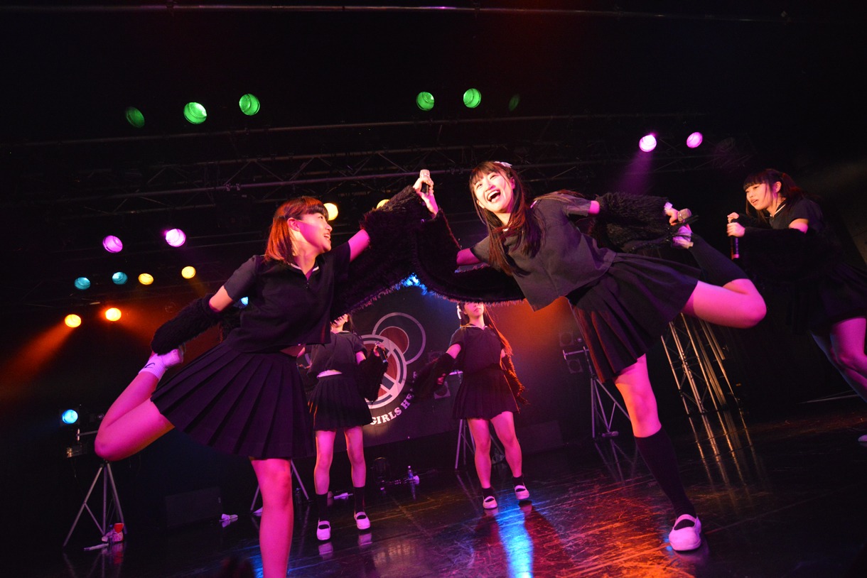 BELLRING少女ハートによるライブの様子。