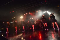 BELLRING少女ハートによるライブの様子。