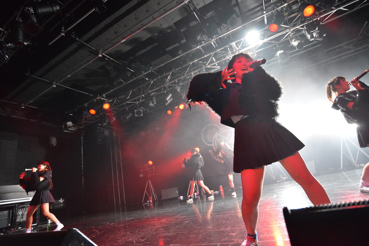 BELLRING少女ハートによるライブの様子。